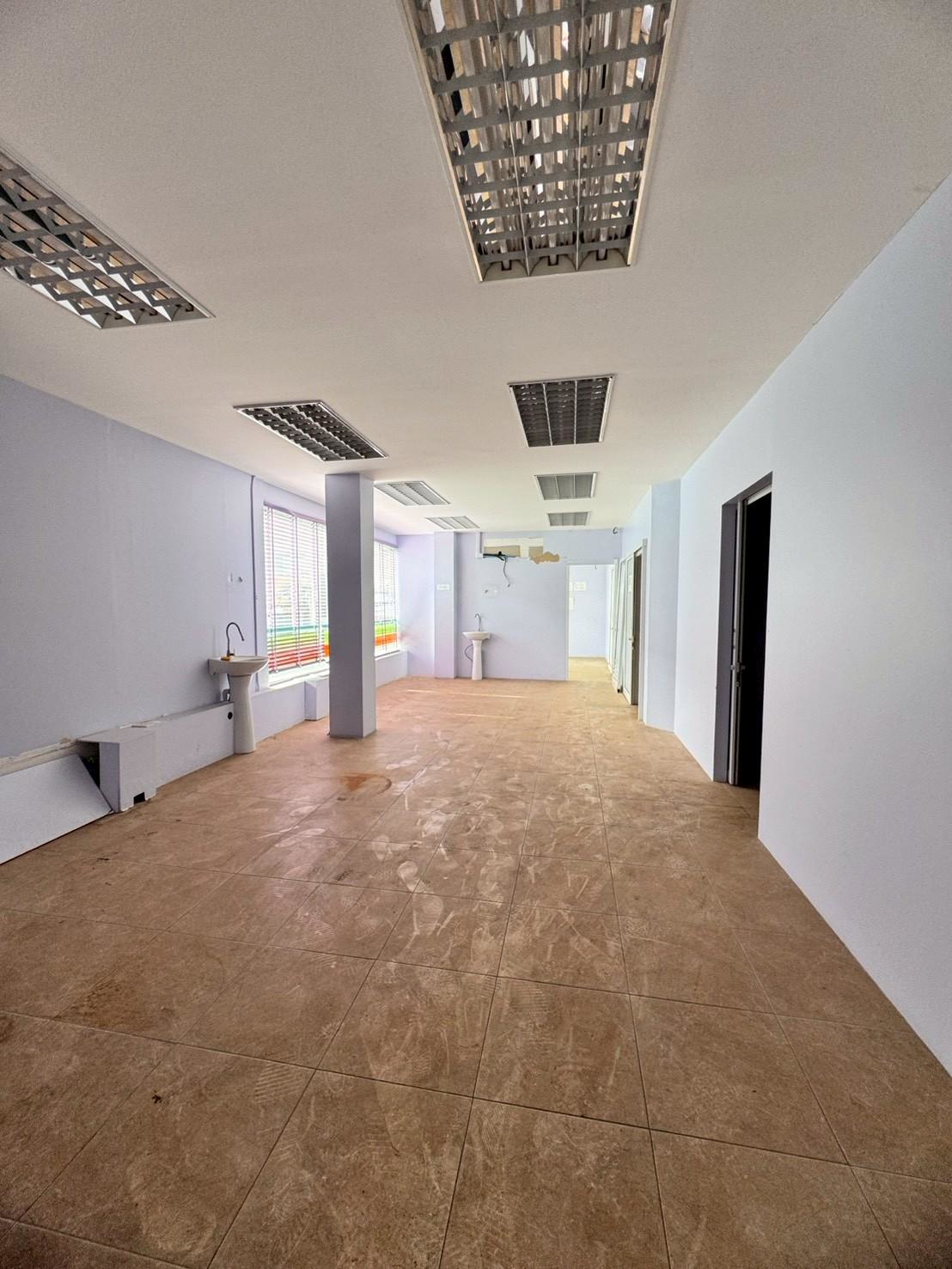 ให้เช่าพื้นที่สำนักงาน ชั้น 1 และชั้นลอย อาคารโล่งสวย ติดถนนรามคำแหง (N.1920)