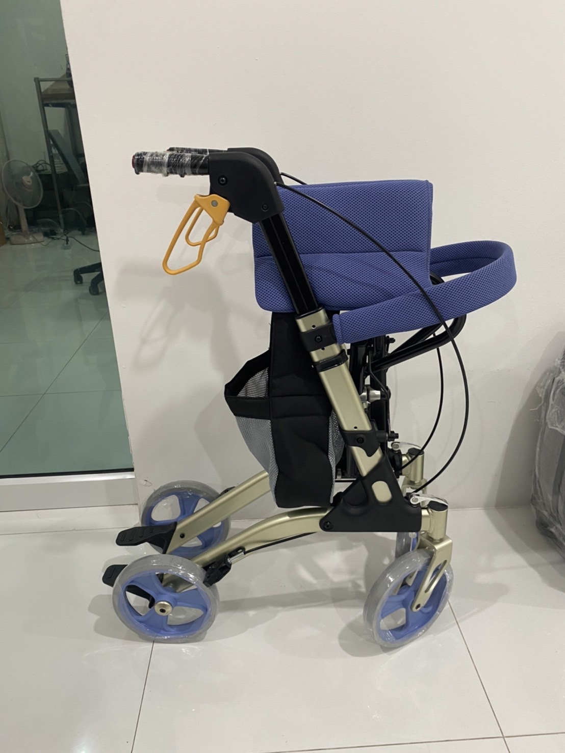 รถเข็นช่วยพยุงเดิน แบรนด์จากประเทศญี่ปุ่น Matsunaga รุ่น MV100 (歩行器 ) น้ำหนักเบา พกพาสะดวก นั่งสบาย พับเก็บได้ (Best Seller)