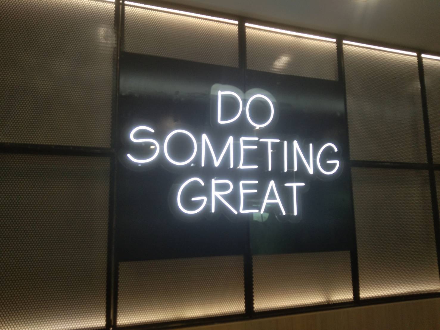 งานติดตั้งป้ายไฟนีออนดัด LED แสงสีขาว ขนาดรวม 142×78cm.