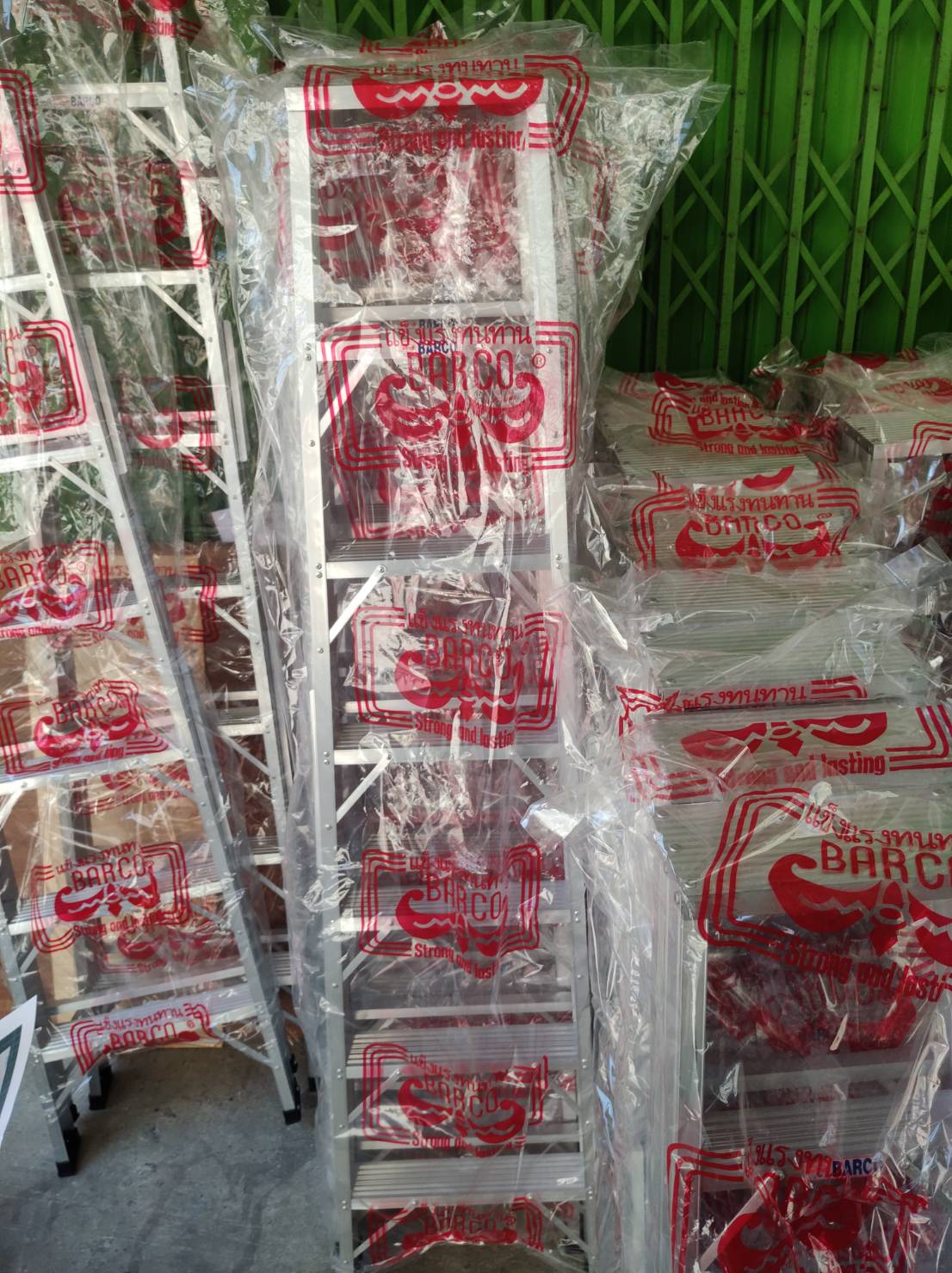 บันไดอลูมิเนียม ทรงA ขึ้นลงทางเดียว 4 ขั้น ยี่ห้อ BARCO