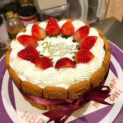 เค้กวนิลาครีมสดสำหรับวันเกิด ขนาด1ปอนด์ สอดไส้ฟิลลิ่งสตอเบอร์รี่ ตกแต่งด้วยสตอเบอร์รี่และบีสคอฟรอบตัวเค้ก