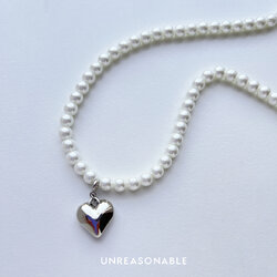 สร้อยคอมุกแก้ว ขนาด 6 mm. จี้หัวใจสีเงินถอดได้ ขนาด 10 mm. UA0931-01 Unreasonable Accessories