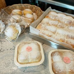 ขนมปังเนยสดเนื้อนุ่มหอมๆ โรยไอซซิ่ง ทานง่ายๆ ใส่กล่องละ 4ลูกเล็ก