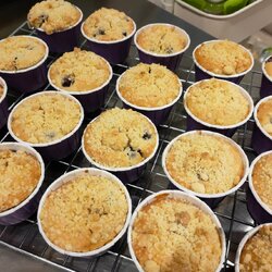 มัฟฟิ่นโยเกริ์ตบลูเบอร์รี่ครัมเบิ้ล หอมอร่อย มัฟฟิ่นเนื้อแน่นกำลังดี สอดไส้ด้วยบลูเบอร์รี่ ตกแต่งด้านบนด้วยครัมเบิ้ลกรุบกรอบ