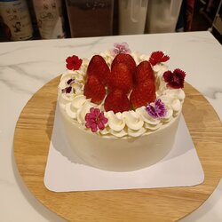 เค้กวันเกิดรสวนิลาตกแต่งด้วยสตอเบอร์รี่และครีมสด ขนาด1ปอนด์