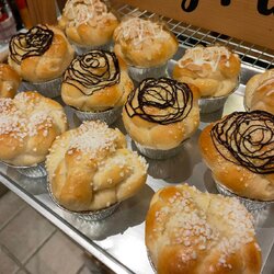 ขนมปังบริยอชออริจินัล ตกแต่งด้วยชูก้านิป / ซอสชอคโกแลต หรือ อัลมอนด์และไวท์ชอคโกแลต