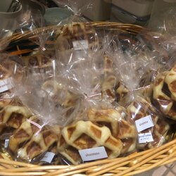 เบลเยี่ยมวาฟเฟิลไส้ฝอยทอง ด้านหน้าเคลือบด้วยน้ำตาล หอมเนย