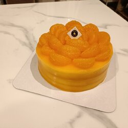 เค้กส้มหน้านิ่ม ตกแต่งด้วยซอสส้มฉ่ำๆและส้มกลีบเต็มหน้าเค้ก ขนาด1ปอนด์