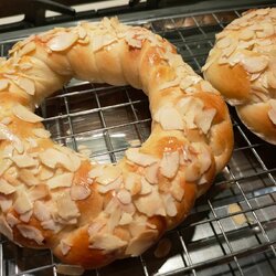 ขนมปังบริยอชทรงกลม หรือ Brioche wreath ตกแต่งด้านบนด้วยอัลมอนด์สไลด์และเกลซ