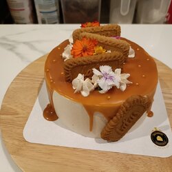 เค้กวนิลา ครีมสด ราดคาราเมลตกแต่งด้วยบีสคอฟและดอกไม้ทานได้ ขนาด 1ปอนด์