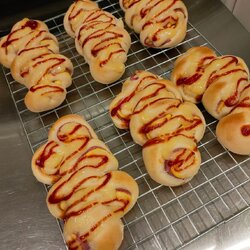 ขนมปังแฮมชีส ชิ้นตู้มสะใจ ไส้เต็มๆ ราดด้วยซอสมะเขือเทศ และมายองเนสด้านบน กินชิ้นเดียวอิ่ม