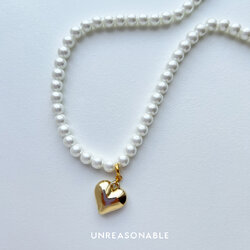 สร้อยคอมุกแก้ว ขนาด 6 mm. จี้หัวใจสีทองถอดได้ ขนาด 10 mm. UA0931-02 Unreasonable Accessories