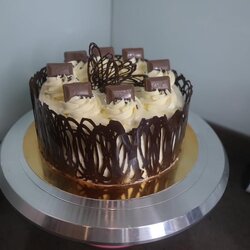 เค้กวันเกิด เค้กชอคโกแลต ตกแต่งด้วยอิตาเลี่ยนบัตเตอร์ครีม และChocolate decoration และชอคโกแลตชิ้นcadbury ขนาด2ปอนด์