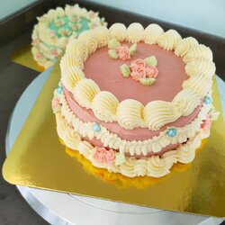 เค้กวัดเกิดสไตล์วินเทจตกแต่งด้วยบัตเตอร์ครีมสีชมพู ตกแต่งลวดลายดอกไม้ ขนาด1ปอนด์
