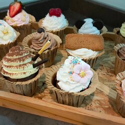 เซ็ทคัพเค้กรวมรส 12ชิ้น เนื้อเค้กวนิลาตกแต่งด้วยครีมสดรสชาติต่างๆ เช่น คาราเมล กล้วยหอม ชอคโกแลต ครีมสด สตอเบอร์รี่ และอื่นๆ