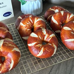 เบเกิ้ลเพรทเซล เนื้อนุ่มหนึบ สามารถนำไปสอดไส้ต่างๆได้