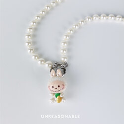 สร้อยคอมุกแก้ว 8 mm. สลับหินสีเหลืองอ่อน POP BEAN พร้อม จี้ Labubu UA1005-12 Unreasonable Accessories