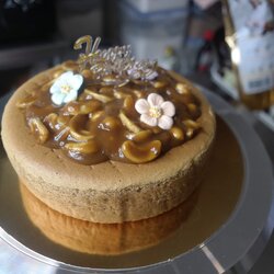 เค้กวันเกิด ทอฟฟี่เค้ก ตกแต่งหน้าด้วยเม็ดมะม่วงซอสคาราเมล ขนาด2ปอนด์