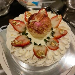 เค้กวันเกิด เค้กสตอเบอร์รี่ครีมสดแต่งด้วยสตอเบอร์รี่และไวท์ชอคโกแลตdecorationรูปลูกบอลและขนนก ขนาด2ปอนด์