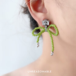 ต่างหูโบว์สีเขียว ต่างหูคลิป ต่างหูก้านเงินแท้ น้ำหนักเบา UA0955-01 Unreasonable Accessories