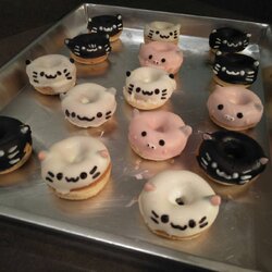 โดนัทนมสดแฟนซี โดนัทเนื้อนุ่ม ตกแต่งด้วยชอคโกแลตเคลือบด้านบน และวาดหน้าตาเป็นสัตว์ต่างๆ