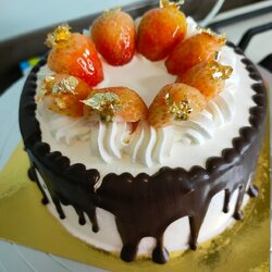 เค้กวันเค้ก เค้กชอคโกแลตสตอเบอร์รี่ครีมสด ราดตกแต่งด้วยชอคโกแลตด้านข้าง ขนาด2ปอนด์