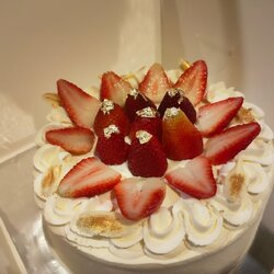 เค้กวันเกิด เค้กสตอเบอร์รี่ครีมสด/ สตอเบอร์รี่ชอร์ทเค้ก ตกแต่งด้วยครีมสดและสตอเบอร์รี่สด ขนาด2ปอนด์