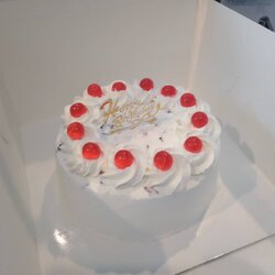 เค้กวันเกิด เค้กวนิลาครีมนมสด หอมอร่อย แต่งหน้าด้วยมิกซ์ฟรุ๊ตและเยลลี่เชอร์รี่ สวยหรูดูดี ขนาด2ปอนด์