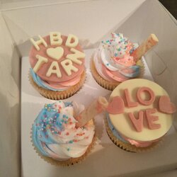 เค้กวันเกิด เซ็ทปาร์ตี้แฮปปี้เบิร์ดเดย์คัพเค้ก ตกแต่งด้วยบัตเตอร์ครีม ออกแบบตามสไตล์ที่ลูกค้าสั่ง จำนวน 4ถ้วย