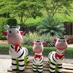 รูปปั้นยีราฟตกแต่งสวน 3 ตัว สีสันสดใส เพิ่มเสน่ห์ให้ทุกพื้นที่ ทนทานวางกลางแจ้งได้ สุดคุ้ม ตุ๊กตาปูนปั้น