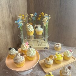 เค้กวันเกิด คัพเค้กหลากรสในกล่องเดียว คัพเค้กวนิลาเนื้อนุ่มเบาตกแต่งด้วยบัตเตอร์ครีมรสต่างๆ จำนวน12ถ้วย