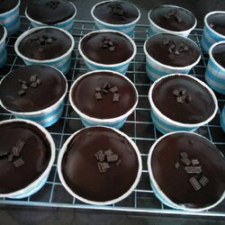 เค้กชอคโกแลตหน้านิ่ม ทำจากผงโกโก้อย่างดี อร่อยเข้มข้นถึงใจ