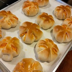 ขนมปังเนื้อนุ่มรูปดอกไม้สอดไส้ฝอยทองหอมอร่อย