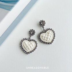 ต่างหูหัวใจ Drop Earrings สีขาว ต่างหูคลิป ต่างหูก้านเงินแท้ UA0943-04 Unreasonable Accessories