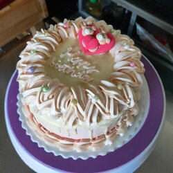 เค้กวันเกิด บัตเตอร์เค้กเนยสดแต่งด้วยบัตเตอร์ครีมพร้อมสอดไส้แยมสตอเบอร์รี่ ตกแต่งด้านบนด้วยไวท์ชอคโกแลต ขนาด3ปอนด์