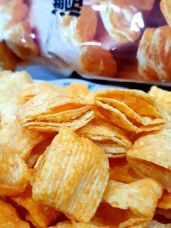 ขนมชีสพายกรอบ SAKU SAKU CHEESE CORN SNACKS