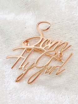 เข็มกลัดอักษร