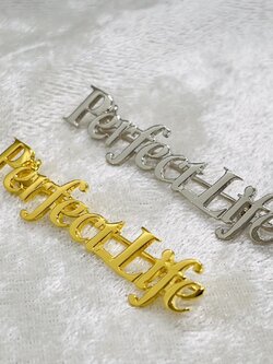 เข็มกลัดอักษร