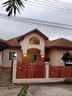 ให้เช่าบ้านเดี่ยว พฤกษาแลนด์ หนองชาก บ้านบึง ชลบุรี ขนาด 93.4 ตร.ว.15,000/เดือน 2 ห้องนอน 2 ห้องน้ำ พร้อมห้องครัว ห้องทานข้าว และห้องรับแขก แถมเฟอร์นิเจอร์และแอร์ 3 เครื่อง จอดรถสบายๆ ได้ถึง 7 คัน! (ในบ้าน 4 คัน หน้าบ้าน 3 คัน)