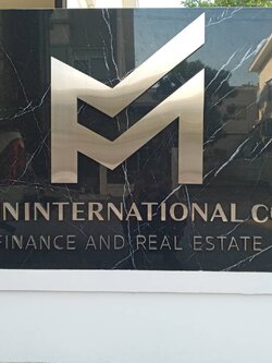 งานติดตั้งป้ายอักษรสแตนเลสสีเงินแฮร์ไลน์ ด้านหลังยกขอบ 2cm ติดกั้นหลัง