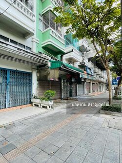 ตึกแถว ริมถนนลาดหญ้า, กรุงเทพ