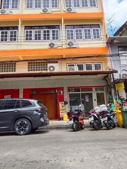 ขายตึกแถว 3 คูหา เนื้อที่ 28 ตรว ที่พักพร้อมห้องเช่า ริมถนนซอยนาคบำรุง กรุงเทพ ตัวอาคารอยู่ริมถนนเดินทางสะดวก