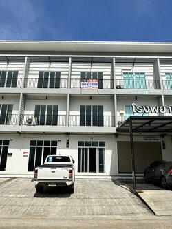 ขายอาคารพาณิชย์ตึกใหม่ (ไม่เคยอยู่) 3 ชั้น สไตล์ทาวน์โฮม ลำลูกกาคลอง 4 รังสิต ปทุมธานี ตัวอาคารเย็นสบาย - ขนาด 22.3 ตร.วา กว้าง 4 เมตร ลึก 18 เมตร - 4 ห้องนอน 3 ห้องน้ำ