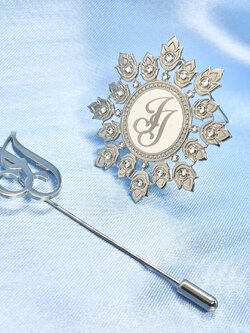 พินติดสูท