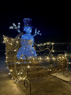 ให้เช่าเลื่อนลากสีทองพร้อมสโนว์แมนไฟประดับ