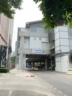 ขาย Hive Sathorn (ไฮฬ์ สาทร คอนโด) ชั้น 23 ขนาดห้อง 70 ตร.ม. บนทำเลติด BTS สถานีกรุงธนบุรี ซึ่งปัจจุบันเป็นจุดเปลี่ยนรถไฟฟ้าสายสีทอง