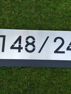 งานป้ายบ้านเลขที่ ฉะลุตัวเลข พื้นสแตนเลสแฮร์ไลน์สีเงินยกขอบ 2cm