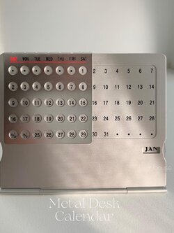 [พร้อมส่ง] Jnihouse : ปฏิทินโลหะตั้งโต๊ะขนาดเล็ก Metal Desk Calendar ขนาด 10.5x8.5 cm