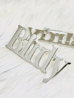 เข็มกลัดอักษร