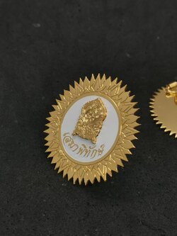 เข็มกลัดตราสัญลักษณ์ต่างๆ